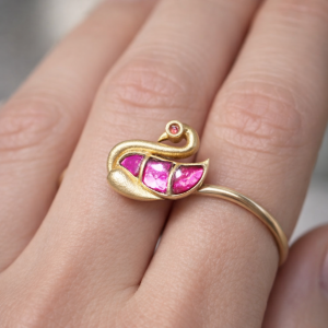 Vintage-Inspired Textured Gold Swan Ring with Magenta Stone Inlay Eye
