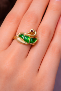 Vintage-Inspired Textured  Swan Ring with Emerald Green Inlay Eye
