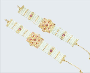Regal Floral Kundan Pearl Bridal Hathphool Set