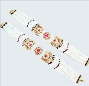 Traditional Gold-Plated Saree Brooch Chain with Pearl Beads & Pink Stones