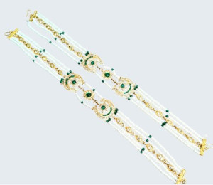 Traditional Gold-Plated Saree Brooch Chain with Pearl Beads & Green Stones