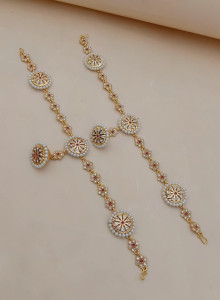 Elegant Pearl-Bordered Medallion Sheeshphool with Integrated Bugadi