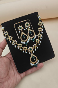 Royal Emerald & Pearl Floral Guttapusalu Necklace Set