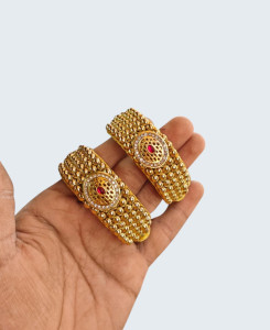 Classic Gold Kundan pouchi with Red Stone