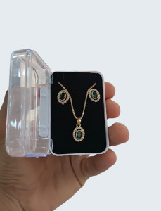 Elegant Emerald Green Oval Jewelry Set – Gold-Plated Pendant Necklace & Matching Stud Earrings